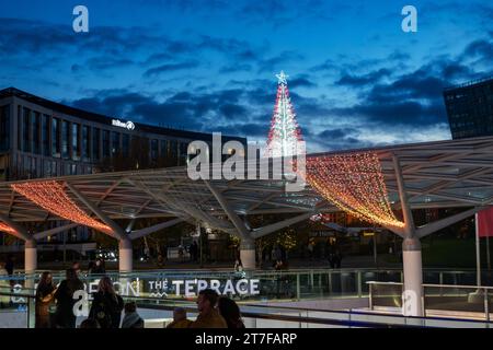 Weihnachtsbaum im Chavasse Park 2023 in Liverpool ONE Stockfoto