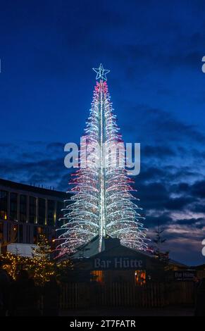 Weihnachtsbaum im Chavasse Park 2023 in Liverpool ONE Stockfoto