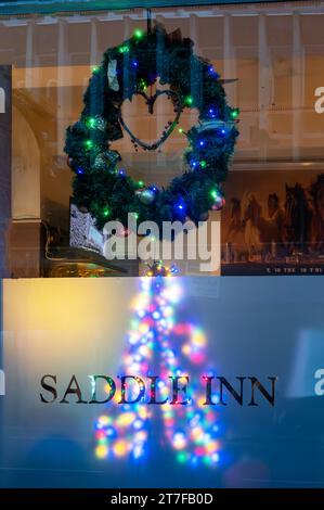 Ein Fenster des Saddle Inn Christmas 2023 Liverpool Stockfoto