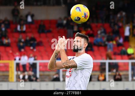 Olivier Giroud vom AC Milan Gesten während des Serie A TIM Spiels zwischen US Lecce und AC Milan im Stadio Ettore Giardiniero - Via del Mare, Lecce, Ita Stockfoto