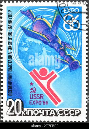 Gestempelte Briefmarke, gedruckt von der Sowjetunion, auf der Weltausstellung 'EXPO-86', Vancouver - Emblem des sowjetischen Pavillons, um 1986 gezeigt wird. Stockfoto