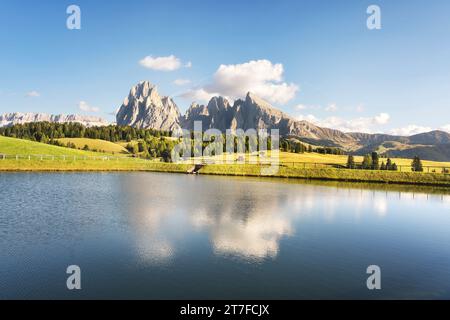 See und Berge an einem klaren Tag im Sommer. Seiser Alm oder Seiser Alm, Dolomiten in den italienischen Alpen, Langkofel und Sassopiatto im Hintergrund Stockfoto