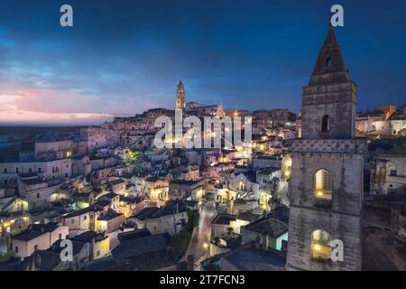 Blaue Stunde über der alten Sassi von Matera bei Sonnenaufgang. UNESCO-Weltkulturerbe. Region Basilicata, Italien. Stockfoto