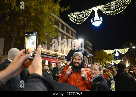 Allgemeine Ansichten zur Enthüllung der diesjährigen Weihnachtsbeleuchtung auf der Elizabeth Street während der Veranstaltung „Belgravia Aglow“ in London. Bilddatum: Mittwoch, 15. November 2023. Stockfoto