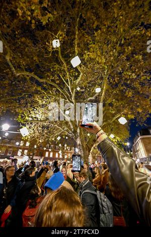 NUR REDAKTIONELLE VERWENDUNG Allgemeine Ansichten zur Enthüllung der diesjährigen Weihnachtsbeleuchtung auf der Pimlico Road während der Veranstaltung „Belgravia Aglow“ in London. Bilddatum: Mittwoch, 15. November 2023. Stockfoto