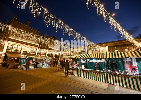 Allgemeine Ansichten zur Enthüllung der diesjährigen Weihnachtsbeleuchtung in Eccleston Yards während der Veranstaltung „Belgravia Aglow“ in London. Bilddatum: Mittwoch, 15. November 2023. Stockfoto