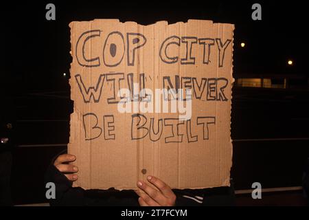 Atlanta, USA. November 2023. Am Montag, den 13. November 2023, hielten Aktivisten von „Stop Cop City“ eine Mahnwache für den ermordeten Aktivisten Manuel Paez Terán und die 61 Aktivisten ab, die wegen Erpressung gegenüber dem Dekalb County Jail in Atlanta, Georgia angeklagt wurden (Foto: Carlos Berrios Polanco/SIPA USA) Credit: SIPA USA/Alamy Live News Stockfoto