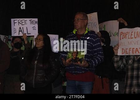 Atlanta, USA. November 2023. Belkis Terán (links) und Joel Paez (rechts), Eltern des ermordeten Aktivisten Manuel Paez Terán, bei einer Mahnwache zu Ehren ihres Kindes vor dem Dekalb County Gefängnis in Atlanta, Georgia, am Montag, den 13. November 2023. (Foto: Carlos Berrios Polanco/SIPA USA) Credit: SIPA USA/Alamy Live News Stockfoto