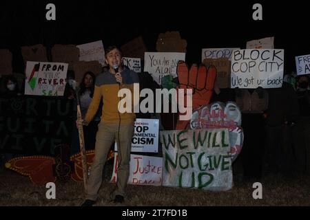 Atlanta, USA. November 2023. Steven Hall, ein Aktivist von „Stop Cop City“, spricht am Montag, den 13. November 2023, mit der Menge an einer Gefängniswache für den ermordeten Aktivisten Manuel Paez Terán und die 61 Aktivisten, die wegen Erpressung angeklagt wurden, gegenüber dem Dekalb County Gefängnis in Atlanta, Georgia. (Foto: Carlos Berrios Polanco/SIPA USA) Credit: SIPA USA/Alamy Live News Stockfoto