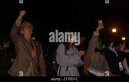 Atlanta, USA. November 2023. Sam Beard (links), ein Organisator von „Block Cop City“, und andere Aktivistinnen und Aktivistinnen rufen am Montag, den 13. November 2023, vor dem Gefängnis von Dekalb County in Atlanta, Georgia, „befreit sie alle“. (Foto: Carlos Berrios Polanco/SIPA USA) Credit: SIPA USA/Alamy Live News Stockfoto