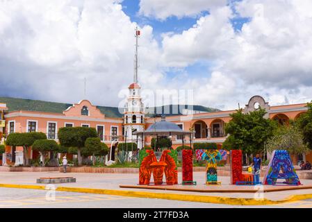 Stadt Mitla, Bundesstaat Oaxaca, Hauptplatz Stockfoto