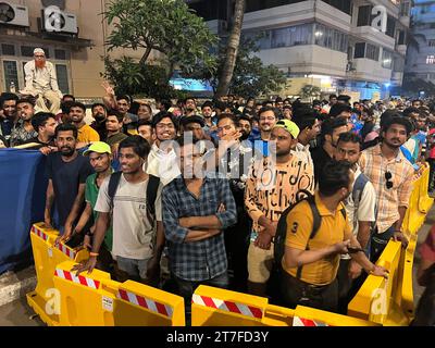 Bomaby, Maharastra, INDIEN. November 2023. Halbfinalspiel 46 der ICC Männer Cricket World Cup INDIEN 2023: .India V Neuseeland WankhedeStadium, Bombay. INDIEN gewann mit 70 Runs und trat ins Finale ein. Die Fans des harten Herzens warten vor dem Stadion in der Nähe des India Gate, um einen Blick auf die Spieler zu werfen, während sie in Bussen zu den Hotels zurückkehren. (Kreditbild: © Seshadri Sukumar/ZUMA Press Wire) NUR REDAKTIONELLE VERWENDUNG! Nicht für kommerzielle ZWECKE! Stockfoto