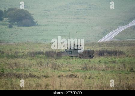 Britischer Armeekämpfer FV510 Infanterie-Kampffahrzeug in Aktion auf einer militärischen Übung Stockfoto