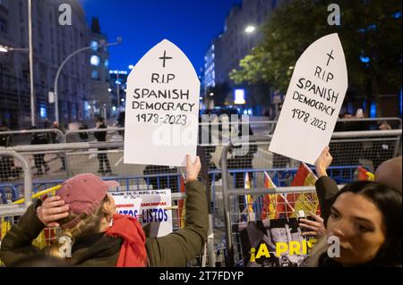 Madrid, Spanien. November 2023. Menschen protestieren in der Nähe des Abgeordnetenkongresses, da die Parlamentsdebatte für die Wahl des nächsten spanischen Präsidenten geführt wird. Vor dem Kongress der Abgeordneten haben sich Menschen versammelt, um gegen die Regierung und das Amnestieabkommen für katalanische Separatistenführer zu protestieren, das in dem Abkommen enthalten ist, das die Aufnahme des sozialistischen Kandidaten Pedro Sanchez garantieren könnte. Quelle: Marcos del Mazo/Alamy Live News Stockfoto