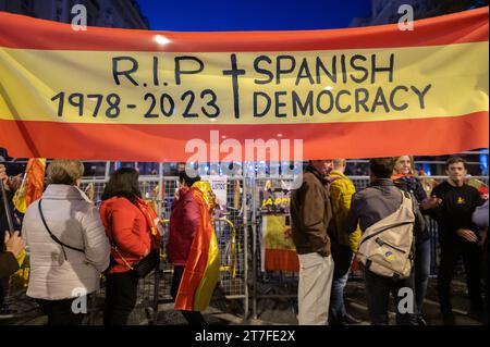 Madrid, Spanien. November 2023. Menschen protestieren in der Nähe des Abgeordnetenkongresses, da die Parlamentsdebatte für die Wahl des nächsten spanischen Präsidenten geführt wird. Vor dem Kongress der Abgeordneten haben sich Menschen versammelt, um gegen die Regierung und das Amnestieabkommen für katalanische Separatistenführer zu protestieren, das in dem Abkommen enthalten ist, das die Aufnahme des sozialistischen Kandidaten Pedro Sanchez garantieren könnte. Quelle: Marcos del Mazo/Alamy Live News Stockfoto