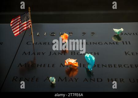 New York City, Usa. November 2023. Das 9/11 Memorial and Museum befindet sich auf dem Gelände des ehemaligen World Trade Center Twin Towers in New York. Sie bestehen hauptsächlich aus den Abdrücken der beiden zerstörten Türme und wurden zum Gedenken an alle Opfer der Angriffe vom 11. September 2001 errichtet. New York City, NY, USA, am 8. November 2023. Foto: Denis Prezat/ABACAPRESS.COM Credit: Abaca Press/Alamy Live News Stockfoto