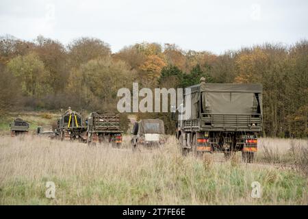 Ein Konvoi der britischen Armee Supacat Jackals und Nutzfahrzeuge im Einsatz bei einer militärischen Übung Stockfoto