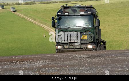 Ein niederländischer (niederländischer) Scania-Nutzfahrzeug im Einsatz bei einer militärischen Übung Stockfoto