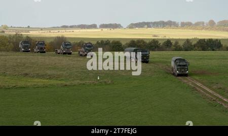 Ein Konvoi der niederländischen Armee Scania Utility Trucks im Einsatz bei einer militärischen Übung Stockfoto