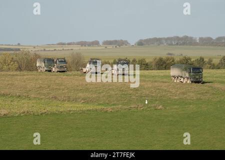 Ein Konvoi der niederländischen Armee Scania Utility Trucks im Einsatz bei einer militärischen Übung Stockfoto