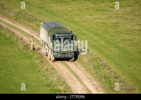 Ein niederländischer (niederländischer) Scania-Nutzfahrzeug im Einsatz bei einer militärischen Übung Stockfoto