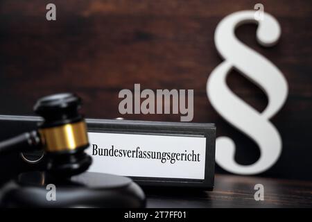 Augsburg, Bayern, Deutschland - 15. November 2023: Bundesverfassungsgericht auf einem Ordner in einem Büro mit Richterhammer und Paragraphen Symbol FOTOMONTAGE *** Bundesverfassungsgericht auf einem Ordner in einem Büro mit Richterhammer und Paragraphen Symbol FOTOMONTAGE Credit: Imago/Alamy Live News Stockfoto