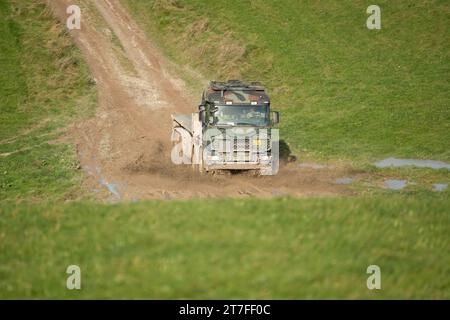 Ein niederländischer (niederländischer) Scania-Nutzfahrzeug im Einsatz bei einer militärischen Übung Stockfoto