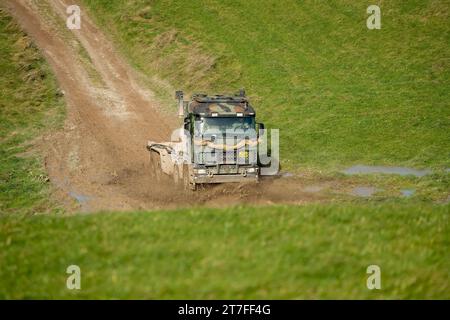 Ein niederländischer (niederländischer) Scania-Nutzfahrzeug im Einsatz bei einer militärischen Übung Stockfoto