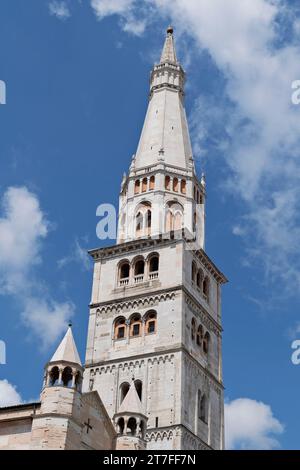 Torre della Ghirlandina ist der Glockenturm der Kathedrale von Modena. Piazza Grande, Modena, Emilia-Romagna, Europa, Europäische Union, EU Stockfoto