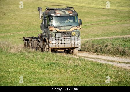 Ein niederländischer (niederländischer) Scania-Nutzfahrzeug im Einsatz bei einer militärischen Übung Stockfoto