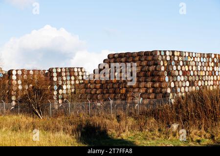 Craigellachie, Banffshire, Schottland. November 2023. Farbenfrohe Whiskey-Fässer stapeln sich hoch in der Speyside Cooperage. Stockfoto