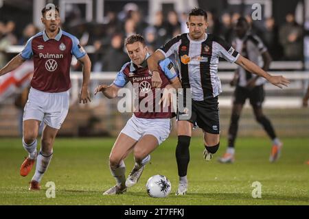 Martin Smith und Rob Ramshaw von Spennymoor Town während des Spiels der Vanarama National League North zwischen Spennymoor Town und South Shields im Brewery Field, Spennymoor, am Dienstag, den 14. November 2023. (Foto: Scott Llewellyn | MI News) Credit: MI News & Sport /Alamy Live News Stockfoto