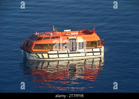 Reflexionen im Wasser eines Rettungsbootes/Tenders des P&O Luxus-Kreuzfahrtschiffs „MS Arcadia“ in Santorin, Kykladen, Ägäis, Griechenland, EU. Stockfoto