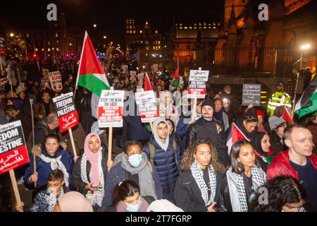 London, England, Großbritannien. November 2023. Tausende schließen sich propalästinensischer Proteste vor dem britischen parlament an, während die Abgeordneten eine Änderung der Rede von King durch die Scottish Nationalist Party (SNP), die einen Waffenstillstand in Gaza ausruft, abstimmen. (Kreditbild: © Tayfun Salci/ZUMA Press Wire) NUR REDAKTIONELLE VERWENDUNG! Nicht für kommerzielle ZWECKE! Stockfoto