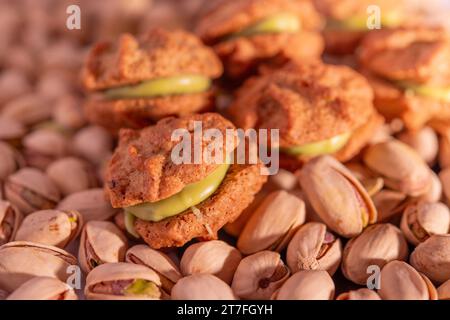 Hausgemachte Kekse mit Pistaziencreme Stockfoto