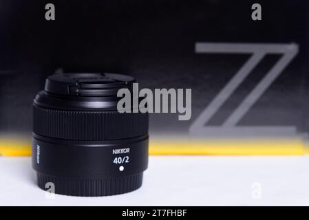 Goiania, Brasilien 12. Juli 2023: Nikon Z Objektiv (Version 2) Showdown und Wettbewerb zwischen Objektiven. Weißer Hintergrund. Die besten Objektive für mich Stockfoto