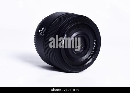 Goiania, Brasilien 12. Juli 2023: Nikon Z Objektiv (Version 2) Showdown und Wettbewerb zwischen Objektiven. Weißer Hintergrund. Die besten Objektive für mich Stockfoto
