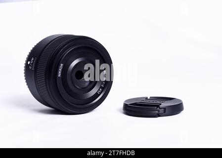 Goiania, Brasilien 12. Juli 2023: Nikon Z Objektiv (Version 2) Showdown und Wettbewerb zwischen Objektiven. Weißer Hintergrund. Die besten Objektive für mich Stockfoto
