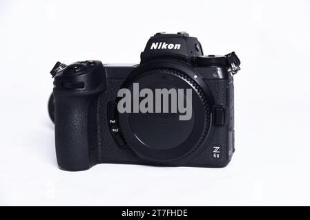 Goiania, Brasilien 12. Juli 2023: Nikon Z6 II (Version 2) Foto-Showdown und Kamera-Wettbewerb. Weißer Hintergrund. Die besten spiegellosen Kameras von Stockfoto