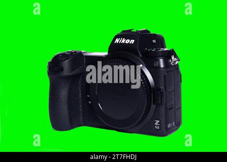 Goiania, Brasilien 12. Juli 2023: Nikon Z6 II (Version 2) Foto-Showdown und Kamera-Wettbewerb. Weißer Hintergrund. Die besten spiegellosen Kameras von Stockfoto