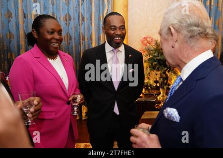 König Karl III. Mit dem Gouverneur von Bermuda Rena Lalgie und dem Premierminister und Finanzminister von Bermuda David Burt während eines Empfangs im Buckingham Palace, London, für Delegierte des Ministerrates der Überseegebiete. Bilddatum: Mittwoch, 15. November 2023. Stockfoto