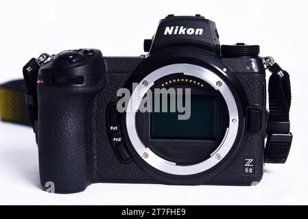 Goiania, Brasilien 12. Juli 2023: Nikon Z6 II (Version 2) Foto-Showdown und Kamera-Wettbewerb. Weißer Hintergrund. Die besten spiegellosen Kameras von Stockfoto