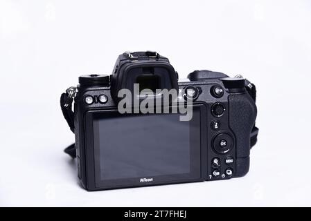 Goiania, Brasilien 12. Juli 2023: Nikon Z6 II (Version 2) Foto-Showdown und Kamera-Wettbewerb. Weißer Hintergrund. Die besten spiegellosen Kameras von Stockfoto