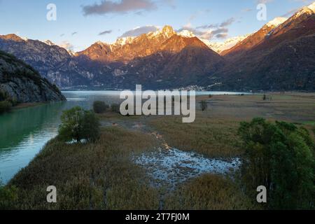 Luftaufnahme des herbstlichen Seepanos, Herbst im Comer See, Lombardei, Italien Stockfoto