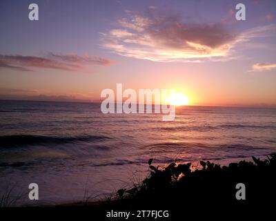 Cumuruxatiba, Brasilien Sonnenuntergang am Strand von Bahia am Ende des Tages Sand und Meer Stockfoto