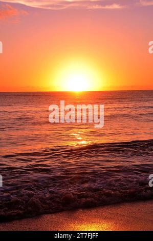 Cumuruxatiba, Brasilien Sonnenuntergang am Strand von Bahia am Ende des Tages Sand und Meer Stockfoto