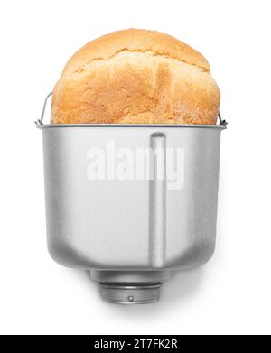 Frisches, hausgemachtes Brot mit knuspriger Kruste, gekocht in einer automatischen Brotmaschine und einer herausnehmbaren Metallbackform, isoliert auf weißem Hintergrund. Stockfoto