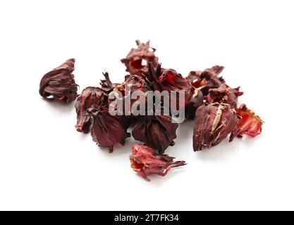 Hibiskus-Tee auf weißem Hintergrund. Trockene Blüten des roten Hibiskus unter Isolierung. Eine Handvoll Hibiskus für Tee. Stockfoto