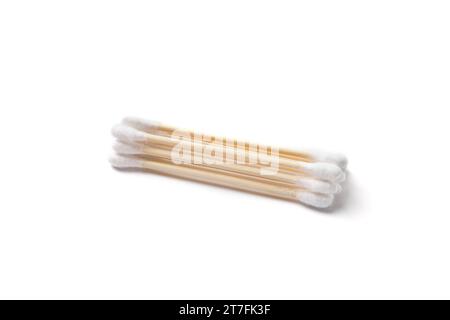 Wattestäbchen aus Holz auf weißem Hintergrund, Hygieneartikel aus natürlichen, umweltfreundlichen Materialien. Stockfoto