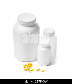 Weiße Plastikflaschen für Vitamine, Medikamente, Nahrungsergänzungsmittel und verstreute Vitamine auf weißem Hintergrund. Medizinische Behälter für Tabletten. Stockfoto